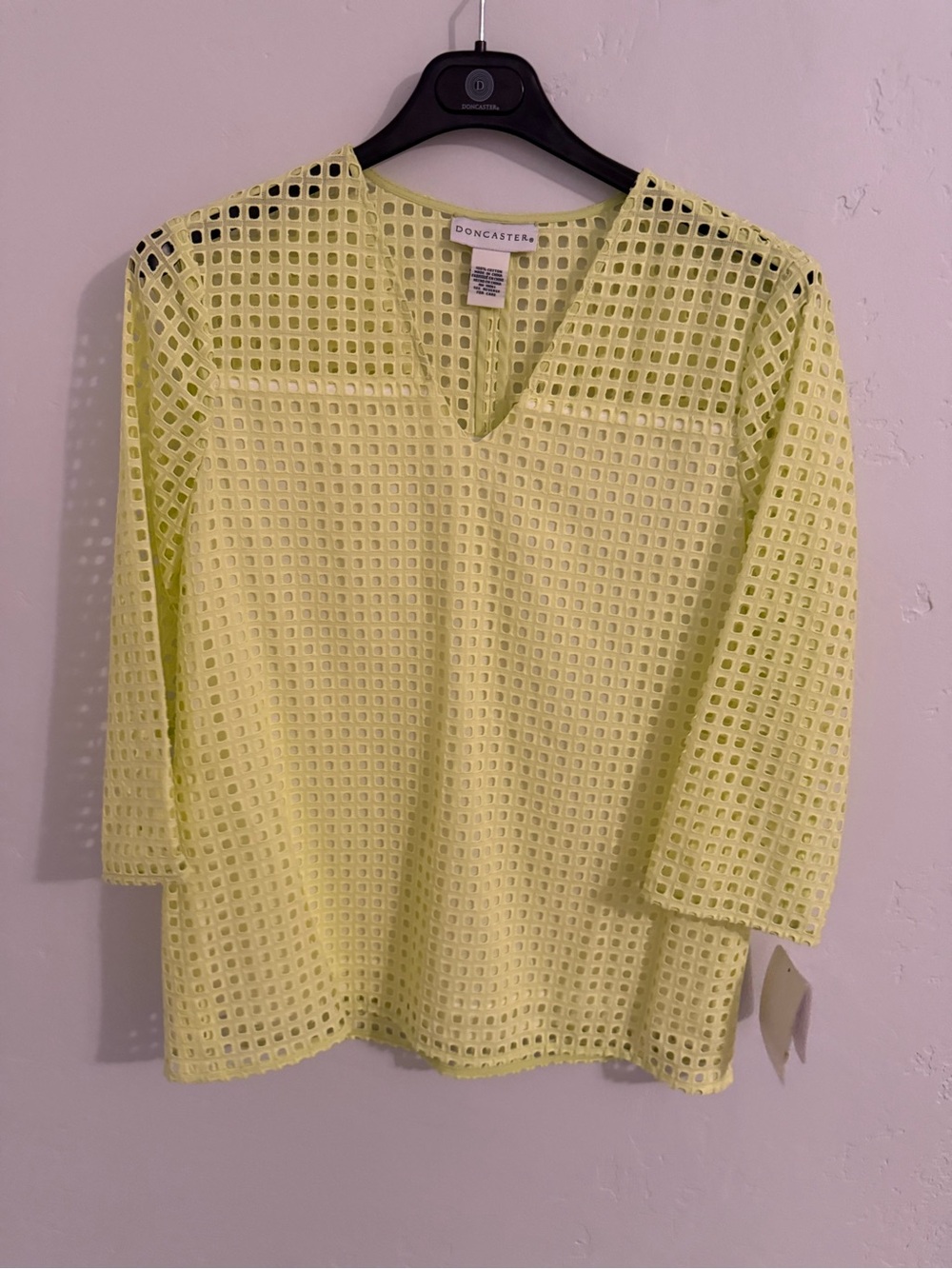 NWT Doncaster Womens 🍋‍🟩 Eyelet V-Neck Top